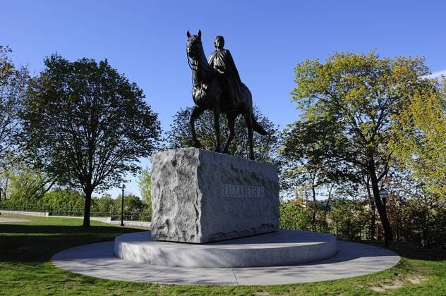  Queen Elizabeth Statue neben dem Regierungsgebäude der Hauptstadt, Ottawa, Ontario, Kanada ibltps01564057