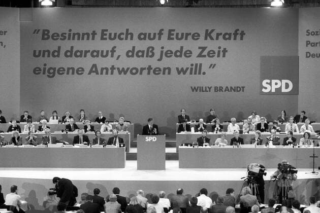 Björn Engholm (Mitte, Deutschland SPD-Bundesvorsitzender) während seiner Rede auf dem SPD-Sonderparteitag in Bonn