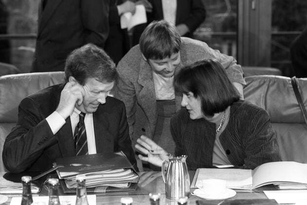 Günter Rexrodt (Deutschland FDP Bundeswirtschaftsminister) im Gespräch mit Angela Merkel (Mitte, Deutschland CDU Bundesministerin für Frauen und Jugend) und Sabine Leutheusser-Schnarrenberger (re., Deutschland FDP Bundesjustizministerin) anlässlich einer Kabinettssitzung in Bonn