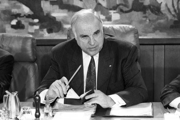 Bundeskanzler Helmut Kohl (Deutschland CDU) während einer Kabinettssitzung in Bonn