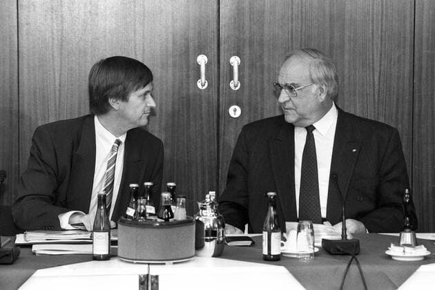 Bundeskanzler Helmut Kohl (re.) und Peter Hintze (beide Deutschland CDU) in Bonn