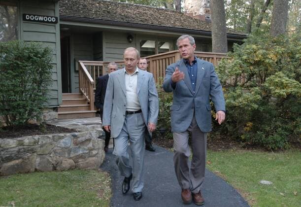 TAS41: NEW YORK, USA. SEPTEMBER 27. US President George Bush (R) and his Russian counterpart Vladimir Putin at the presidential retreat at Camp David on Friday.  101182