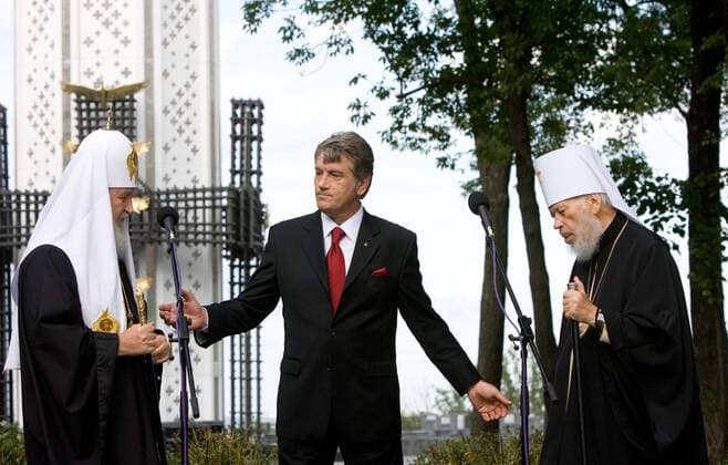 ITAR-TASS 04: KIEV, UKRAINE. JULY 28, 2009. Patriarch Kirill of Moscow and all Russia, Ukrainian President Viktor Yushchenko, Metropolitan Volodymyr (Vladimir) of Kiev and all Ukraine (L-R) visit the Holodomor Victims Memorial.  1016925