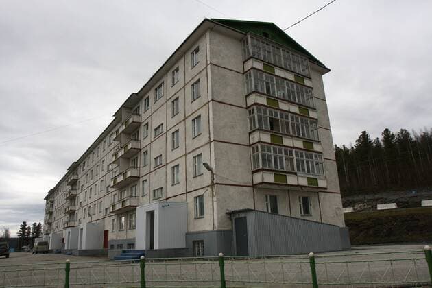 KRASNOYARSK TERRITORY. A view of a 5-story apartment house in Tayezhnaya Street in Yeruda, where Mikhail Prokhorov, Polyus Gold (Polyus Zoloto) chairman, and Onexim (Oneksim) Group president, has got his official residential registration. Yeruda is a little village nearly 750 kilometers from Krasnoyarsk.  999881