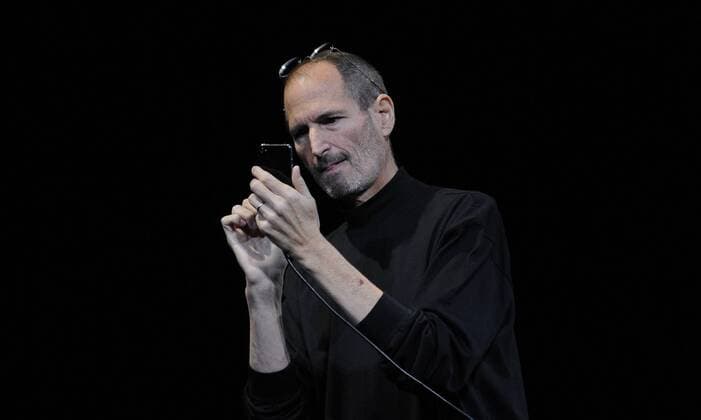 (100607) -- SAN FRANCISCO, June 7, 2010 (Xinhua) -- Apple CEO Steve Jobs demonstrates the new iPhone 4 during the Apple Worldwide Developers Conference in San Francisco, California, the United States, June 7, 2010. (Xinhua Qi Heng) (7)US-SAN FRANCISCO-APPLE IPHONE 4 