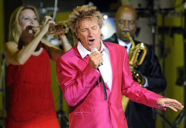 ITAR-TASS: MOSCOW, RUSSIA. JUNE 8, 2010. British rock singer Rod Stewart performs at Moscow s State Kremlin Palace.  RE0D162B
