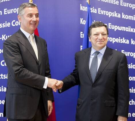 (100609) -- BRUSSELS, June 9, 2010 (Xinhua) -- Montenegro Prime Minister Milo Djukanovic (L) is welcomed by European Commission President Jose Manuel Barroso prior to a bilateral meeting in the EU Commission headquarters in Brussels, Belgium, June 9, 2010. (Xinhua Thierry Monasse) (zw) (1)BELGIUM-BRUSSELS-EU-BARROSO-DJUKANOVIC-MEETING 