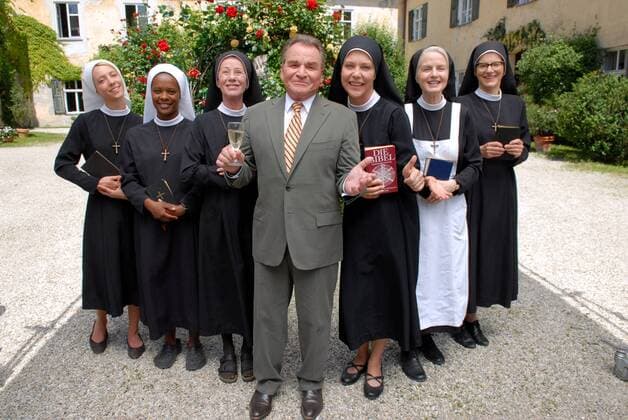 L-R: Julia Heinze, Denise MBaye, Karin Gregorek, Fritz Wepper, Janina Hartwig, Emanuela von Frankenberg und Andrea Sihler, die Schauspieler beim Pressetermin zur 10. Staffel von Um Himmels Willen (ARD) am 11.6.2010 in Niederaichbach Um Himmels Willen ARD Pressetermin, 2010 