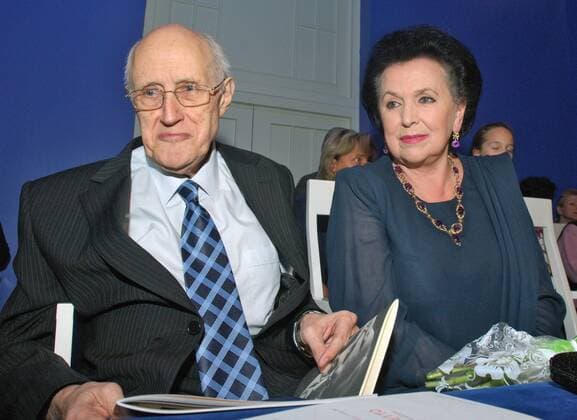 ITAR-TASS 03: MOSCOW, RUSSIA. OCTOBER 2. Cellist and conductor Mstislav Rostropovich and his spouse opera singer Galina Vishnevskaya attend the opening of Galina exhibition held on the occasion of her jubilee in her Opera Singing Centre.  362352