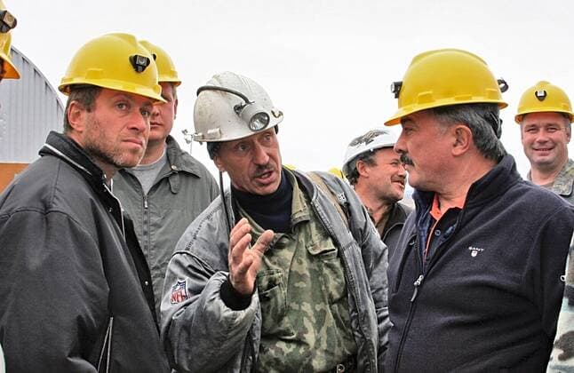 ITAR-TASS 13: CHUKOTKA AUTONOMOUS REGION, RUSSIA. AUGUST 25. Presidential Envoy to the Far Eastern Federal District Kamil Iskhakov (R) and Governor of Chukotka Roman Abramovich (L) are on a visit to the Kupol Gold Mining.  343133
