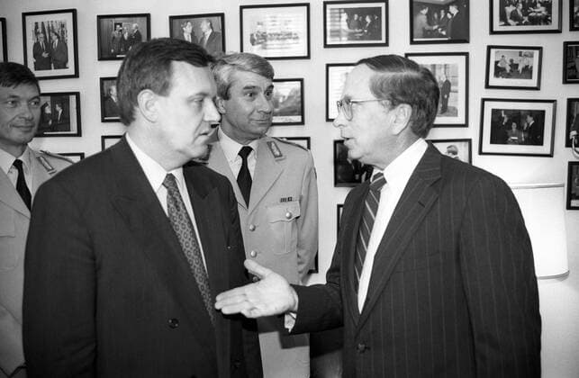 Verteidigungsminister Volker Rühe (li.) mit Senator Sam Nunn während seines Antrittsbesuchs in Washington
