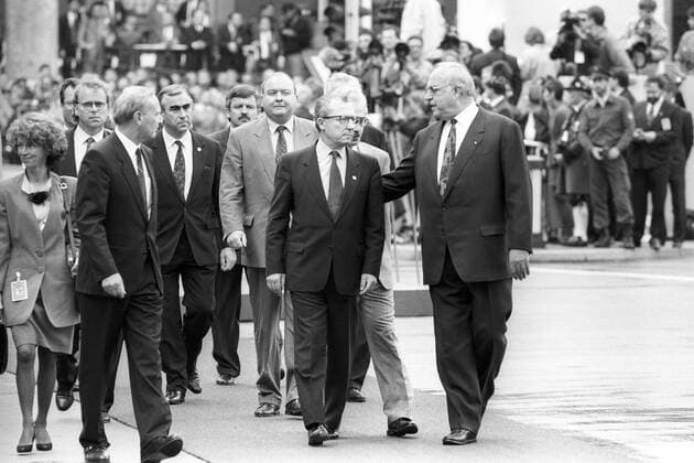 Bundeskanzler Helmut Kohl (re., Deutschland CDU) und Jacques Delors (Mitte, Frankreich EG-Kommissionspräsident) während des Weltwirtschaftsgipfels in München