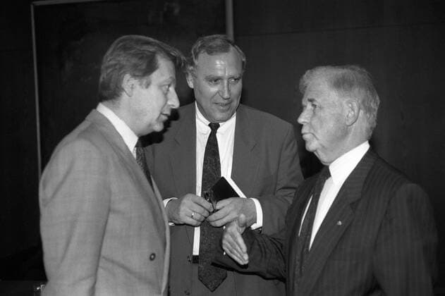 Eberhard Diepgen (li., CDU Regierender Bürgermeister von Berlin), Rudolf Seiters (Mitte, CDU Kanzleramtschef) und Kurt Biedenkopf (re., CDU Ministerpräsident Sachsen) in Bonn