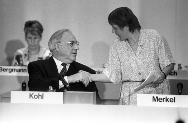 Bundeskanzler Helmut Kohl und Frauenministerin Angela Merkel (beide Deutschland CDU) während einer Sitzung des CDU-Parteiausschusses in Bonn