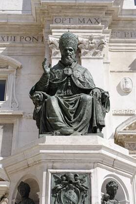  Statue von Papst Sixtus V., Basilica della Casa Santa, Wallfahrtsort Loreto, Provinz Ancona, Marken, Marche, Italien, Europa ibldwb01584242