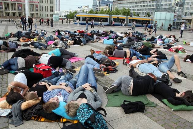 Am 21. Juni 2010 treffen sich Teilnehmer zu einem Flashmobb und legen sich auf dem Leipziger Augustusplatz schlafen. Punkt 18 Uhr legen sich die Teilnehmer auf den Boden und simulieren Schlaf und verwirren somit umstehende Passanten. Zwei Minuten später ist alles vorbei. Flashmobb aus Anlass des Tag des Schlafes auf dem Leipziger Augustusplatz