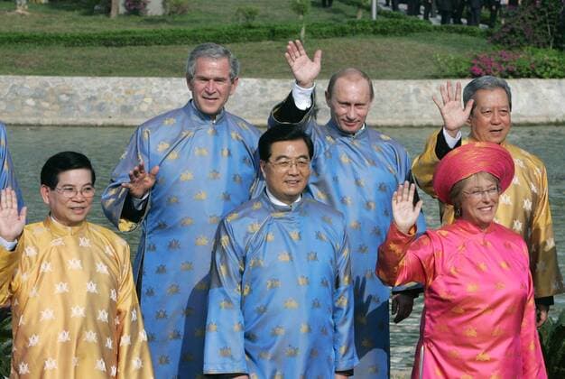ITAR-TASS 24: HANOI, VIETNAM. NOVEMBER 19. (from left in the back row) US President George W. Bush, Russian President Vladimir Putin, Thai Prime Minister Surayud Chulanot; (from left in the front row) Vitenamese President Nguyen Minh Triet, Chinese President Hu Jintao, and Chilean President Michelle Bachelet wave as they and other APEC leaders (unseen) pose for a group photograph at the conclusion of the annual Asia-Pacific Economic Cooperation summit in Hanoi.  384393