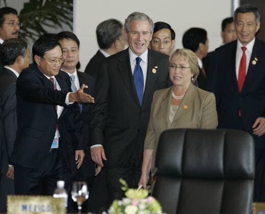 ITAR-TASS 12: HANOI, VIETNAM. NOVEMBER 18. President of Chile Michelle Bachelet (foreground), U.S. President George W. Bush (C) and Singapore s Prime Minister Lee Hsien Loong (extr. R) appear prior to the opening of the 14th Asia-Pacific Economic Cooperation (APEC) summit in Hanoi.  384299