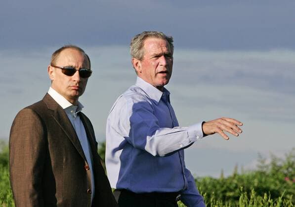 ITAR-TASS 08: USA. JULY 2. Russian President Vladimir Putin and U.S. President George W. Bush, L-R, take a walk at the Bush family estate at Walker s Point, Kennebunkport, Maine.  489014