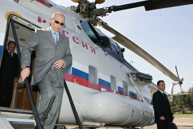 ITAR-TASS 20: LENINGRAD REGION, RUSSIA. AUGUST 12. Russian President Vladimir Putin leaves a helicopter during a visit to the Voronezh Radar Station in Leningrad Region.  500671