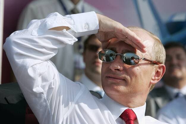 ITAR-TASS 32: MOSCOW REGION, RUSSIA. AUGUST 21. Russian President Vladimir Putin watches the airshow at the 8th International Aviation and Space Salon MAKS 2007 in Zhukovsky town.  503363