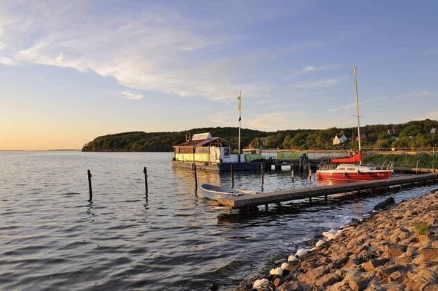 Bootshafen und Räucherfischschiff bei Lietzow am großen Jasmunder Bodden, Insel Rügen, Mecklenburg-Vorpommern, Deutschland, Europa iblmkl01588291