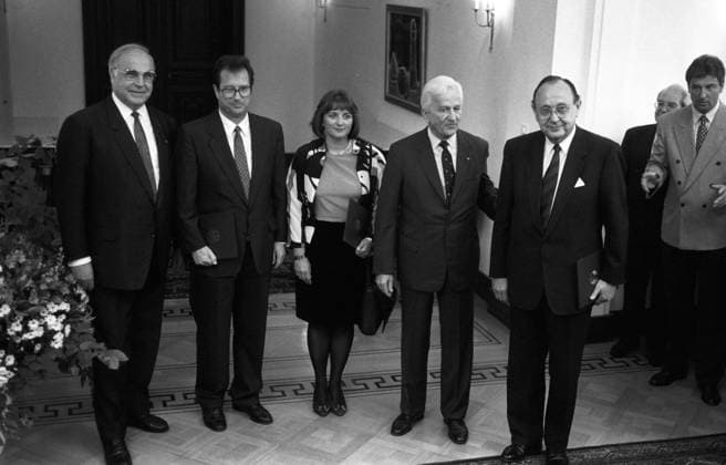 (L-R) Bundeskanzler Helmut Kohl (CDU), Außenminister Klaus Kinkel (FDP), Justizministerin Sabine Leutheusser-Schnarrenberger (FDP), Bundespräsident Richard von Weizsäcker (CDU) und Hans-Dietrich Genscher (FDP) bei der Ernennung der Ernennung der Justizministerin und des Außenministers durch den Bundespräsidenten