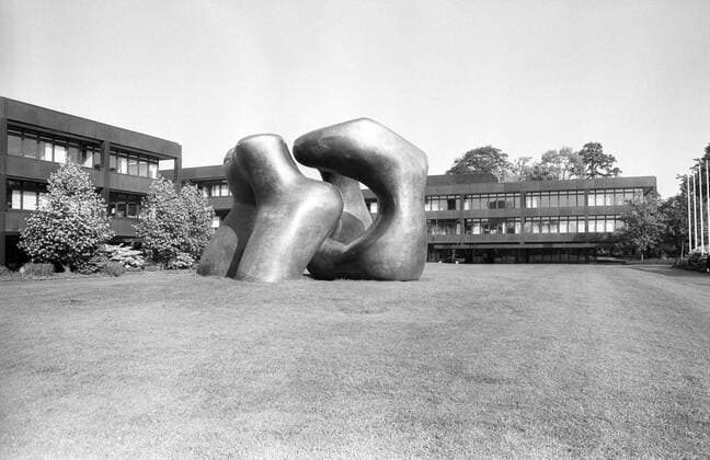 Plastik von Henry Moore vor dem Bundeskanzleramt in Bonn