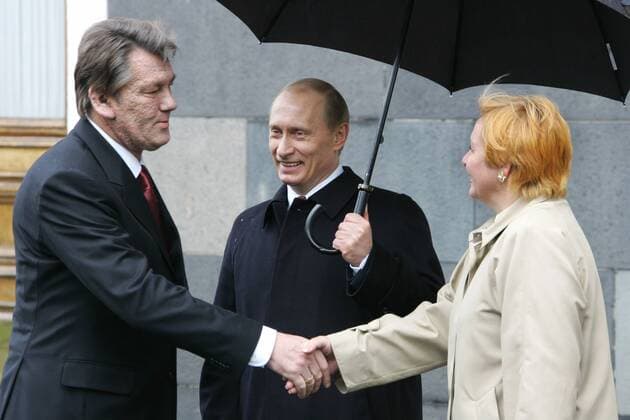 ITAR-TASS21: MOSCOW, RUSSIA. MAY 9. Russian President Vladimir Putin (C) and his wife Lyudmila meet President of Ukraine Viktor Yushchenko (L) prior to the military parade dedicated to the 60th anniversary of Victory Day on Red Square.  156550
