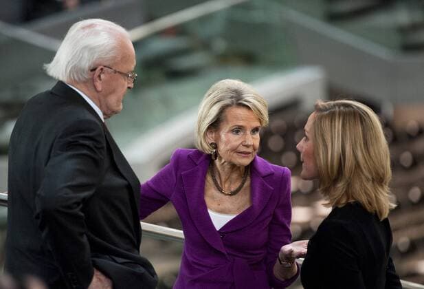 Bettina WULFF (r) im Gespräch mit dem ehemaligen Bundespräsidenten Roman HERZOG (l) und Ehefrau Alexandra Freifrau von BERLICHINGEN, - Wahl des Bundespräsidenten durch die Bundesversammlung im Deutschen Bundestag in Berlin am 30.06.2010.