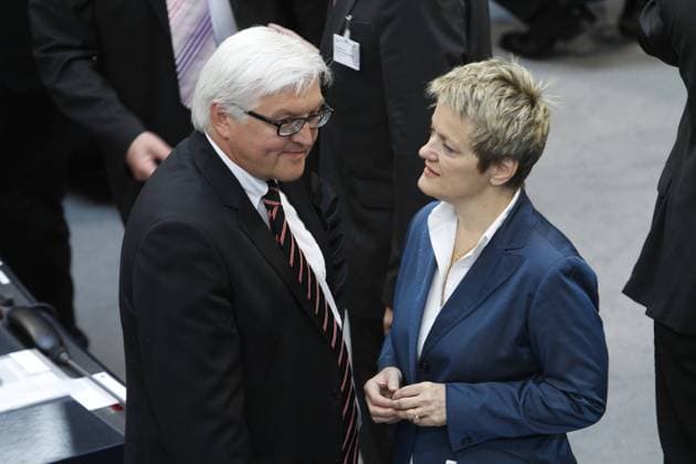 Berlin - 14. Bundesversammlung zur Wahl des Bundespräsidenten - Frank-Walter Steinmeier, SPD-Fraktionsvorsitzender und Renate Künast, Bündnis 90 Die Grünen.