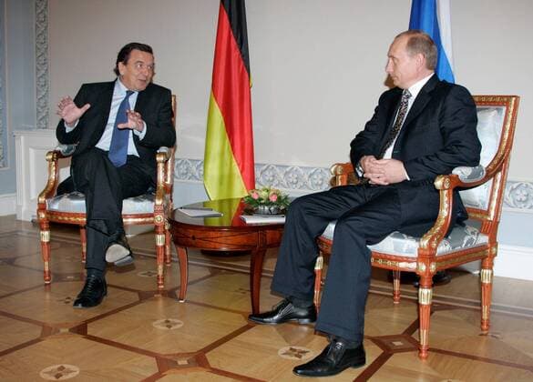 ITAR-TASS 92: ST.PETERSBURG, RUSSIA. OCTOBER 7. President Vladimir Putin (R) and German Chancellor Gerhard SchrÃ¶der pictured during their meeting in the Constantine Palace in St.Petersburg.  183841