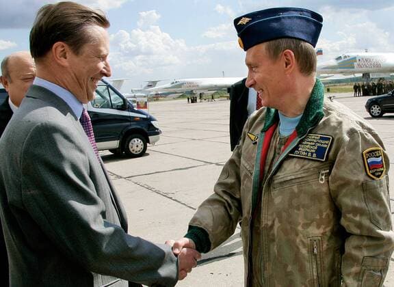 ITAR-TASS52. MOSCOW REGION, RUSSIA. AUGUST 16. Russian President Vladimir Putin (right) handshakes with Defence Minister Sergei Ivanov at the Chkalovsky air field prior to get in to a strategic Tu-160 bomber Pavel Taran to flow to the area of an exercise involving strategic aviation and the North Fleet.  Highlight 173462