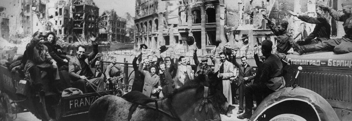 Berlin. Soviet soldiers and French soldiers. . Repro .  1194208