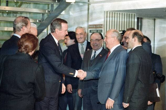 Malta. Mikhail Gorbachev (R) shakes hands with US President George Bush on board of Maxim Gorki motor ship.  Highlight 459168