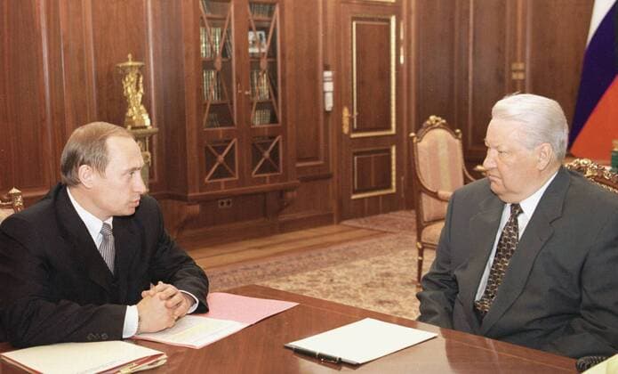 TAS09: MOSCOW, RUSSIA, MAY 31. Russian President Boris Yeltsin (right) shown during a meeting with FSB chief Vladimir Putin, who is also Secretary of the Security Council of the Russian Federation, in the Kremlin here on Monday.  190847
