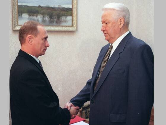 TAS11: MOSCOW, RUSSIA, NOVEMBER 20. Russian President Boris Yeltsin right shakes hands with director of the Federal Security Service (FSB) Vladimir Putin prior to their working meeting at the residence Gorki-9. The sides touched upon a whole range of issues connected with the activity of FSB.14.35  190861