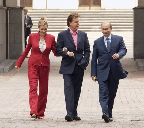 TAS19: MOSCOW, RUSSIA. MAY 24. President Vladimir Putin (R) accompanies the legendary musician Sir Paul McCartney (C) and his wife Heather Mills McCartney (L) during their walk around the Kremlin on Saturday.  235600