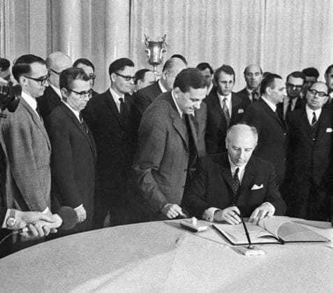 Moscow. German foreign minister Walter Scheel (seated) is pictured at the ceremony of contract initialing between the USSR and the FRG.  467182