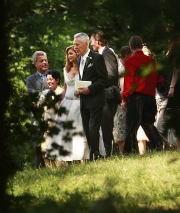Hochzeit Maren Gilzer und Egon F. Freiheit in der Schinkel Kirche in Ferch . Brautpaar nach der Trauung vor der Kirche
