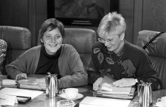 Frauenministerin Angela Merkel (li., Deutschland CDU) und Gesundheitsministerin Gerda Hasselfeldt (Deutschland CSU) während einer Kabinettssitzung in Bonn