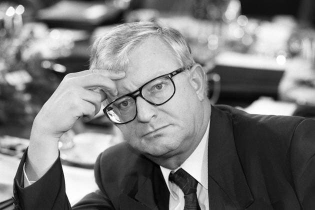 Innenminister Rudolf Seiters (Deutschland CDU) während einer Kabinettssitzung in Bonn