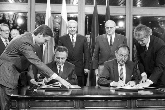Außenminister Hans-Dietrich Genscher (vorn re., Deutschland FDP) und sein Amtskollege Andrej Kosyrew (vorn li., UdSSR) unterzeichnen ein Abkommen unter den Augen von Bundeskanzler Helmut Kohl (hinter Genscher, Deutschland CDU) und Präsident Boris Jelzin (hinter Kosyrew, UdSSR) während eines Treffens in Bonn