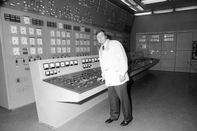 Klaus-Dieter Feige (Deutschland Bündnis90 Die Grünen) besichtigt die Reaktorwarte von Block 2 im Atomkraftwerk Kosloduj in Bulgarien