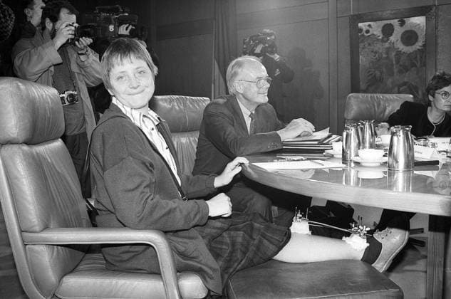 Frauenministerin Angela Merkel (Deutschland CDU) mit geschientem Bein während einer Kabinettssitzung in Bonn