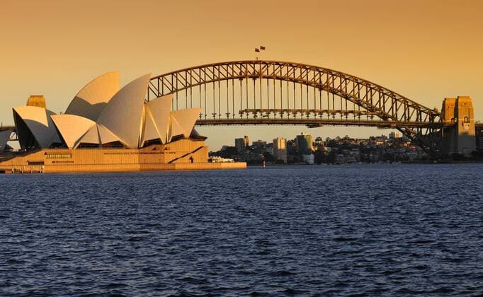 Sydney Opera House, Opernhaus, Sydney Harbour Bridge, bei Sonnenaufgang, Sydney, New South Wales, Australien iblimw01598143