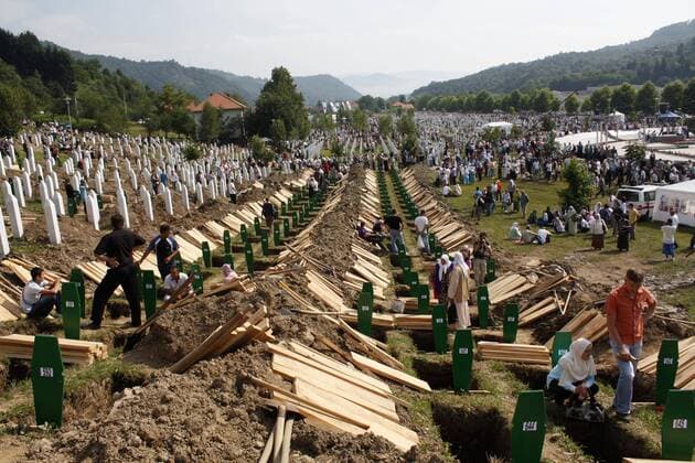 (100711) -- SREBRENICA, July 11, 2010 (Xinhua) -- People prepare grave holes for the remains of Srebrenica Massacre victims in Srebrenica, Bosnia and Herzegovia, on July 11, 2010. Tens of thousands of Bosnians gathered on Sunday to bury the remains of 755 newly identified victims killed during Srebrenica Massacre 15 years ago. (Xinhua Mustafa Panjeta) (zw) (7)BOSNIA AND HERZEGOVIA-SREBRENICA-MASSACRE-MEMORIAL 