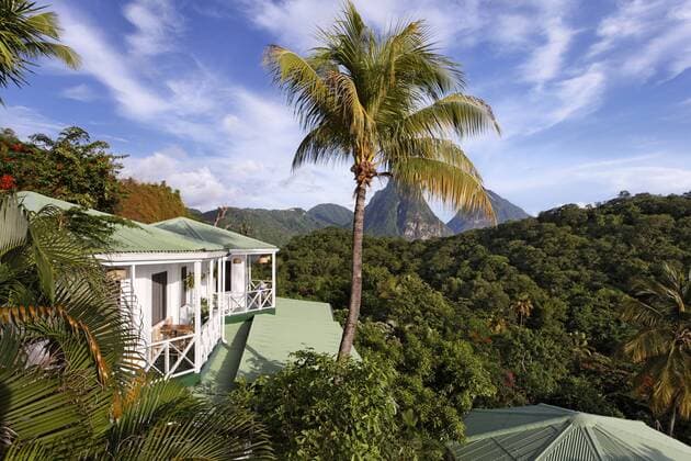 Bungalows, Palmen, Aussicht, Pitons-Berge, Regenwald, Luxushotel Anse Chastanet Resort, LCA, Saint Lucia, Insel St. Lucia, Inseln über dem Winde, Kleine Antillen, Karibik, Karibisches Meer iblnpr01604199
