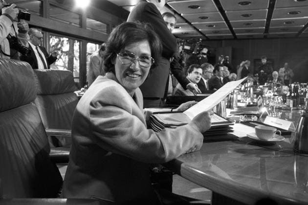 Bauministerin Irmgard Schwaetzer (Deutschland FDP) während einer Kabinettssitzung in Bonn
