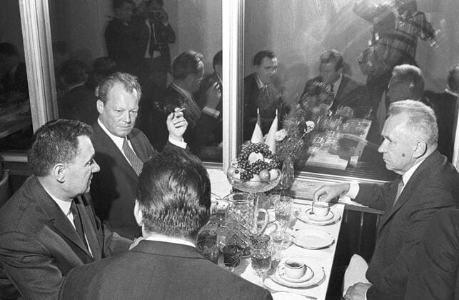 Moskauer Vertrag wird unterzeichnet, 50. Jahrestag am 12. August Moscow. Chancellor of the FRG Willy Brandt (L) and Soviet Prime Minister Alexei Kosygin (R) are pictured in the Ostankino Tower. Minister of foreign affairs of the Soviet Union Andrei Gromyko (Front, L).  174415